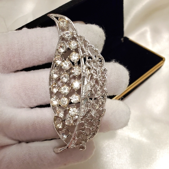 Vintage Jewelry Brooch Leaf With Rhinestones Filigree - Picture 4 of 5
